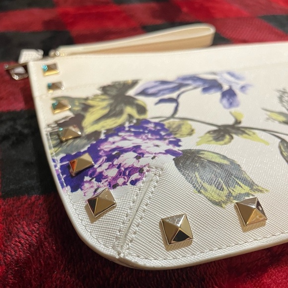 White House Black Market Hydrangea Clutch Wristlet - NWT - Picture 11 of 15